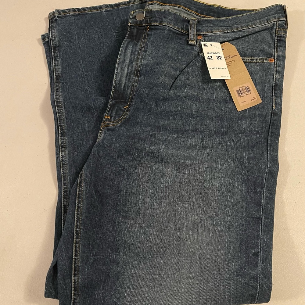 New With Tag Men Size 42x32 Levi’s 541 Jeans